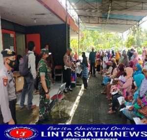 Dua Babinsa Koramil Lendah Monitoring Penyaluran Bantuan