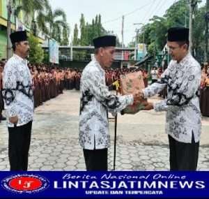 Peringatan HGN ke-77 SMPN 5 Pamekasan di Tandai Penyerahan Reward Guru Teladan dan Potong Tumpeng