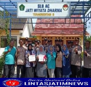 Peringati Hari Guru, 48 Siswa SPN Polda Jatim Beri Alat Tulis untuk Siswa Disabilitas di Tuban