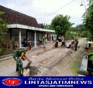 Perbaiki Jalan Desa, Anggota Koramil Karangjati Bantu Pasang Paving