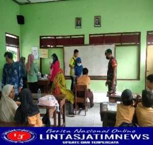 Agar Berjalan Lancar, Babinsa Posramil Pitu Dampingi Pelaksanaan Imunisasi BIAS