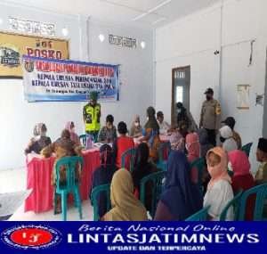 Pastikan Aman dan Lancar, Babinsa Koramil 0805/ 06 Kwadungan Dampingi Pembagian BLT BBM Tahun 2022