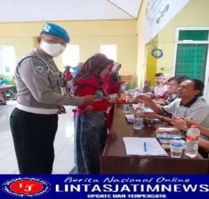 Kapolsek Solokuro Pastikan Penyaluran BLT Berjalan Lancar