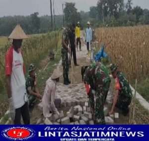Babinsa Koramil Mantingan Bantu Masyarakat Pavingisasi Jalan Desa