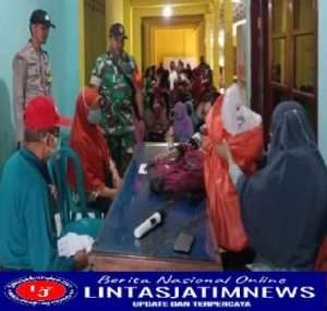 Ciptakan Suasana Aman, Babinsa Koramil 0801/01 Pacitan Dampingi Pemberian BLT BBM