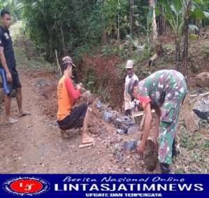 Babinsa Dukung Pembangunan Infrastuktur Desa Dologan