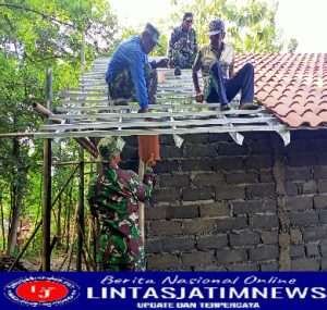 Anggota Kodim 0726/Sukoharjo dan warga Kompak, pasang Genting RTLH milik ibu Rantiyem