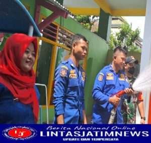 Babinsa Kemlayan Dampingi Damkar Pengenalan & Pelatihan Padamkan api