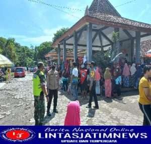 Pastikan Aman Dan Lancar, Babinsa Posramil Gerih Pantau Pembagian BLT