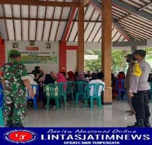 Demi Ketertiban, Babinsa Koramil Padas Lakukan Pendampingan Penerimaan BLT BBM