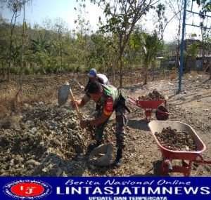 Respon Cepat, Babinsa Geneng duwur Ajak Warga Urug  Jalan