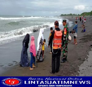 Cegah Laka Laut Babinsa Glagah Pantau Wisatawan Pantai Glagah Indah