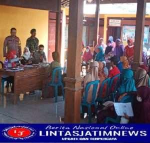 Pastikan Aman dan Lancar, Babinsa Koramil 0805/ 06 Kwadungan Dampingi Pembagian BLT BBM Tahun 2022