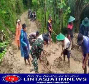 Sigap dan Tanggap Bencana, Koramil 0801/12 Pringkuku Bantu Warga Bersihkan Tanah Longsor