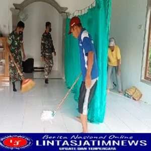 Jaga Keharmonisan Masyarakat, Babinsa Koramil Bringin Gotong Royong Bersama Bersihkan Musholla