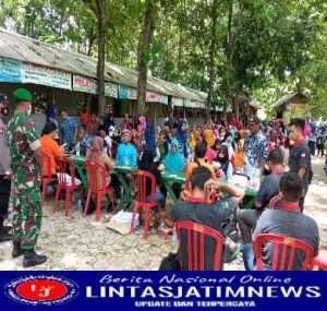 Babinsa Posramil Karanganyar Dampingi Pembagian BLT BBM