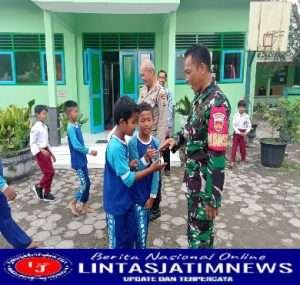Kedekatan Babinsa Dengan Anak-Anak SD