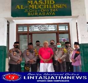 Kapolsek Tambaksari Bersama Anggota Serahkan Bantuan Kitab Suci Al Qur’an kepada Takmir Masjid Al-Muchlisin
