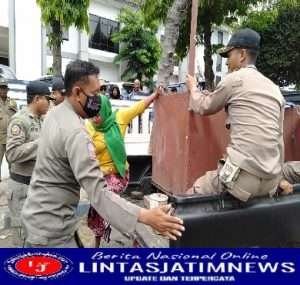 Satpol PP Sampang Dianggap Tak Adil : Arogan Tindak PKL, Hiburan Malam Dibiarkan