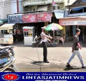 Antisipasi Kepadatan Arus Lalin di Pasar Blimbing, Polsek Paciran Quick Respon