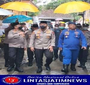 Dirpolairud dan Karo SDM Polda Jatim Menyambut Jenazah Briptu Muhammad Khoirul di Rumah Duka