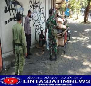 Babinsa Kemlayan Patroli Sambil Komsos Dengan Warganya