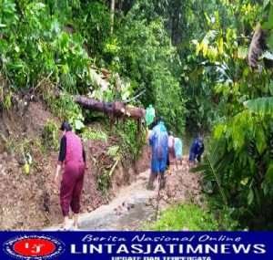 Babinsa Sidomulyo Cek Wilayah Pasca Terjadi Hujan Deras