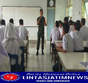 Dua Babinsa Koramil 09/Galur Laksanakan Pembinaan  Siswa Siswi SMP Negeri 2 Galur