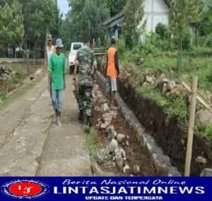 Babinsa Koramil Ngrambe Gotong Royong Perbaiki Talud Jalan
