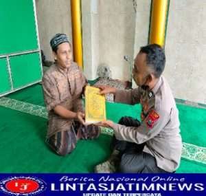 Jumat Berkah, Polisi di Gresik wakafkan Al-Qur’an ke Mushola
