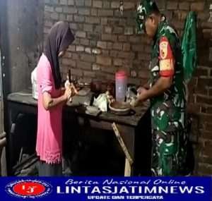 Babinsa Kodim 0802/Ponorogo Berbagi Sembako, Masuk Dapur dan Masak Bersama Warga