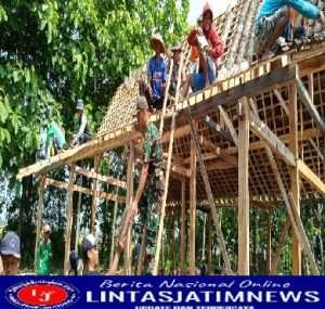 Babinsa Koramil 0805/13 Kedunggalar Bersama Warga Kerja Bakti Rehab Rumah Warga