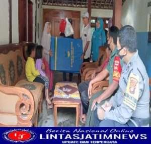 Babinsa Banjararum Monitoring Penyerahan Bantuan Bagi Pengungsi   Korban Gempa Cianjur Yang Tinggal di Rumah Warga Daerah Binaan