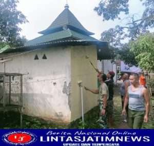 Jaga Kebersihan Tempat Ibadah, Babinsa Widodaren Kerja Bakti Bersihkan Masjid di Wilayah