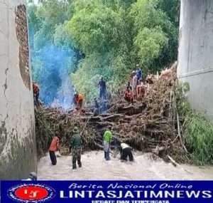 Kerja Bakti di Sungai Kerten, Babinsa Paron Bersama Warga Bersihkan Rumpun Bambu