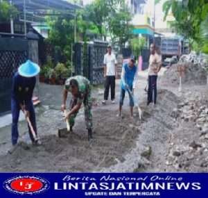 Wujudkan Kemanunggalan TNI Dengan Rakyat,Serda Mardiyono Bersama Warga Gotong-royong Pasang Paving