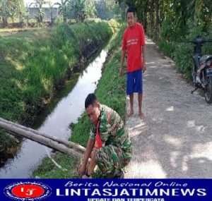 Babinsa Sembungan Bantu Petani Mengairi Sawah