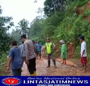 Ciptakan Lingkungan Sehat, Babinsa Koramil 0801/08 Tulakan Kerja Bakti Bersihkan Jalan