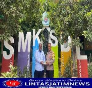 Kapolsek Paciran Serahkan Bantuan Mushaf Alquran Kepada Kepala SMK Sunan Drajat Banjarwati