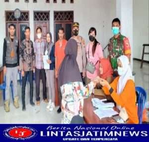 Pastikan Aman, Babinsa Koramil 0801/05 Nawangan Dampingi Pemberian BLT BBM