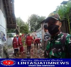 Sigap..!! Babinsa Koramil 05/Pasar Kliwon Bantu Padamkan Api Kebakaran Rumah Warga