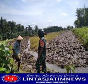 Babinsa Kemusu Sambangi Petani Saat Pengolahan Lahan