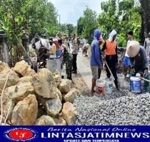 Terlihat Kompak, Babinsa dan Warga Gotong Royong Cor Jalan