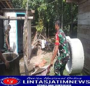 Babinsa Karanganyar Bantu Warga Bangun Sanitasi