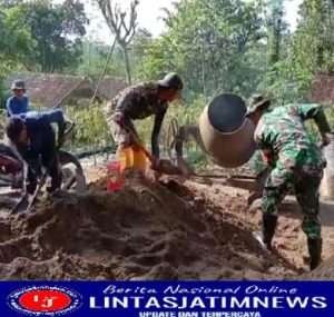 Wujud Kemanunggalan TNI-Rakyat, Babinsa Koramil 0801/07 Ngadirojo Bersama Warga Lakukan Gotong Royong