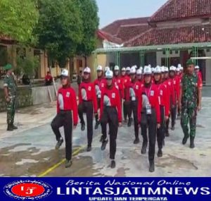 Babinsa Koramil Paron Berikan Pelatihan Peraturan Baris Berbaris Kepada Siswa-Siswi SMKN 2 Gentong