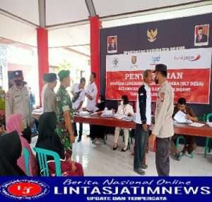 Dampingi Penyaluran BLT Dana Desa, Wujud Kepedulian Babinsa Koramil 04/ Padas Kepada Masyarakat