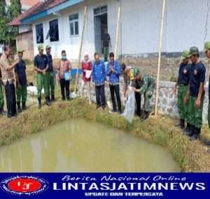 Sukseskan Program Ketahanan Pangan, Babinsa Koramil 0801/01 Pacitan Tebar Benih Ikan