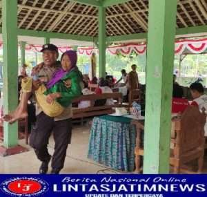 Untuk Herd Immunity, Bhabinkamtibmas di Bojonegoro Gendong Lansia Menuju Gerai Vaksin Presisi 6000 Dosis