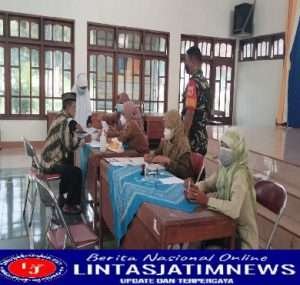 Babinsa Kranggan Pantau Penyaluran BLT Dana Desa